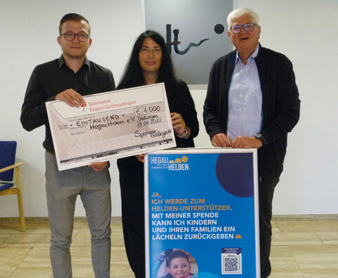 (v.l.) Luca Plumari, Vorsitzender des Sportvereins Gailingen kam persönlich im Hegau-Jugendwerk vorbei, um Ute Schröder, Schriftführerin und Heinz Brennenstuhl, Vorsitzender des Hegauhelden e.V. einen Spendenscheck für Projekte des Fördervereins, die den jungen Patientinnen und Patienten sowie deren Angehörigen zugutekommen zu überreichen. (Bild Michael Heßler)